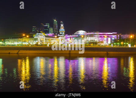 Moskau, Russland - 9. Mai 2015: Die farbigen Lichter von Einkaufszentren und Kiewski Bahnhof sind in der Nacht Moskwa wider, am 9. Mai in Moskau Stockfoto