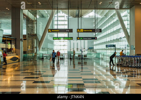 Singapur - 8. Juli 2017: Besucher zu Fuß von der MRT-Ausfahrt in die Abflughalle im Flughafen Changi in Singapur. Es verfügt über 3 Terminals und ist auf Stockfoto