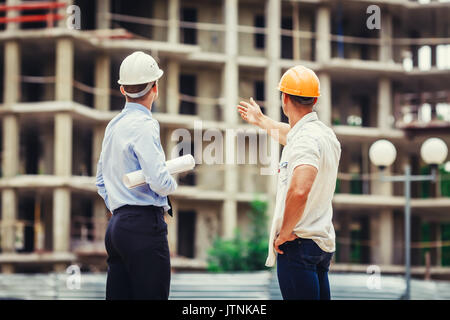 Architekt und Erbauer der Diskussion auf der Baustelle Stockfoto