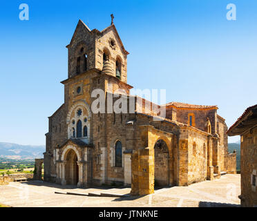 Tag Aussicht auf San Vicente Martir y San Sebastian Kirche. Frias, Provinz Burgos, Spanien Stockfoto