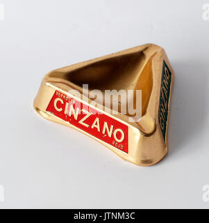 Vintage Cinzano Aschenbecher von eloxiertem Aluminium, goldene Farbe, Hergestellt in Italien. Italia Stockfoto