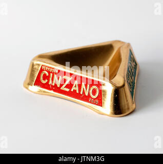 Vintage Cinzano Aschenbecher von eloxiertem Aluminium, goldene Farbe, Hergestellt in Italien. Italia Stockfoto