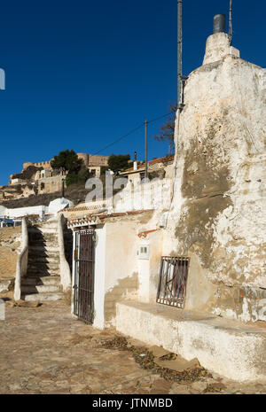 Wohnungen Höhlen mit сhimneys den Berg. Chinchilla de Monte-Aragon, Albacete, Spanien Stockfoto