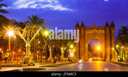 Blick auf Barcelona, Spanien. Arc del Triomf in der Nacht Stockfoto