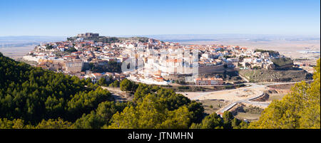 Panoramablick auf Chinchilla de Monte-Aragon vom Hügel. Albacete, Spanien Stockfoto