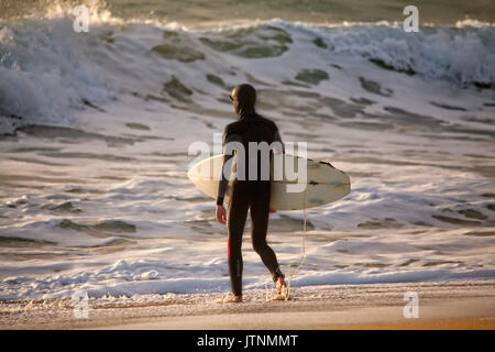 Die Regelmäßigkeit und die Schönheit der Wellen im Le Loch Strand haben diese ein Hot Spot für Surfer. Le Loch, Ploemeur, Bretagne. Stockfoto