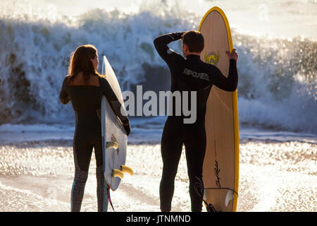 Die Regelmäßigkeit und die Schönheit der Wellen im Le Loch Strand haben diese ein Hot Spot für Surfer. Le Loch, Ploemeur, Bretagne. Stockfoto