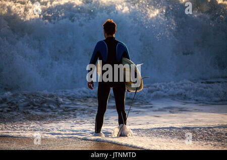 Die Regelmäßigkeit und die Schönheit der Wellen im Le Loch Strand haben diese ein Hot Spot für Surfer. Le Loch, Ploemeur, Bretagne. Stockfoto