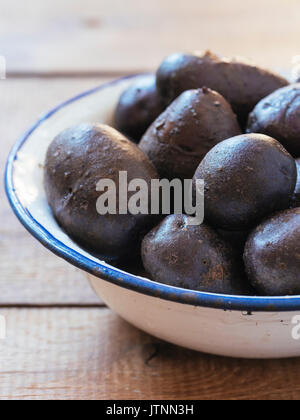 Gewaschen lila Kartoffeln (Typ: Bergerac) in eine Schüssel geben. Stockfoto