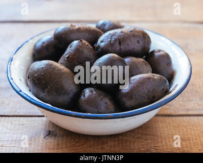 Gewaschen lila Kartoffeln (Typ: Bergerac) in eine Schüssel geben. Stockfoto