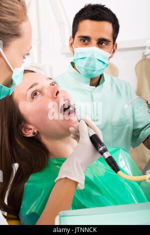 Porträt der jungen Ärztin und positiven Patienten an der Zahnklinik. Konzentrieren Sie sich auf die Frau Stockfoto