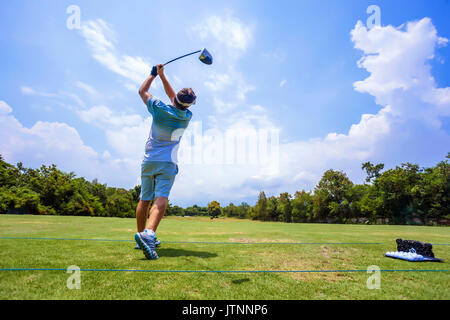 Junge Mann spielt Golf, Bali, Indonesien Stockfoto