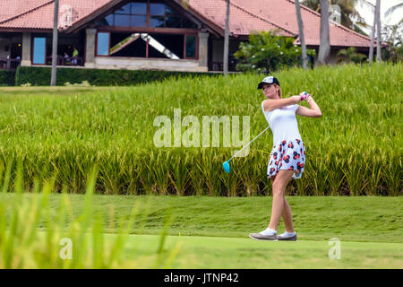 Junge Frau, Golf, Bali, Indonesien Stockfoto