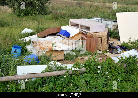 Fliegen mit Kunststoffspitze, Möbel, Haushalts- und Industrieabfälle in die Landschaft geworfen. Stockfoto