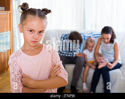 Familie sitzt auf dem Sofa und eifersüchtig Töchter neben Ständigen Stockfoto