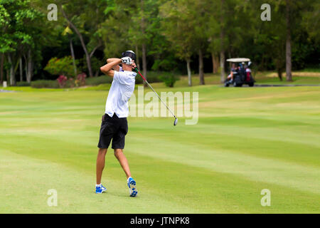 Junge Mann spielt Golf, Bali, Indonesien Stockfoto