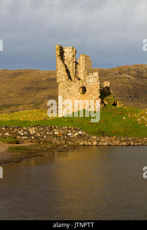 Bröckelnden Ruinen von Ardvreck castle neben ruhigen dunklen Wasser des Loch Assynt in Schottland Stockfoto