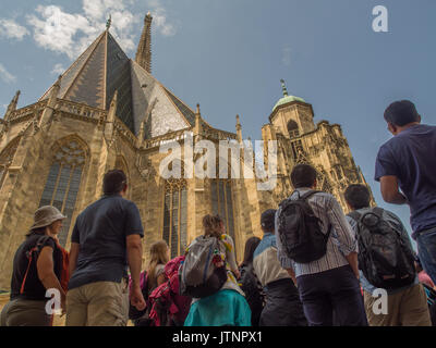 Wien, Österreich - 23. Mai 2017: Touristen auf der Suche nach st. Stephen's Cathedral in Wien Stockfoto
