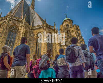 Wien, Österreich - 23. Mai 2017: Touristen auf der Suche nach st. Stephen's Cathedral in Wien Stockfoto