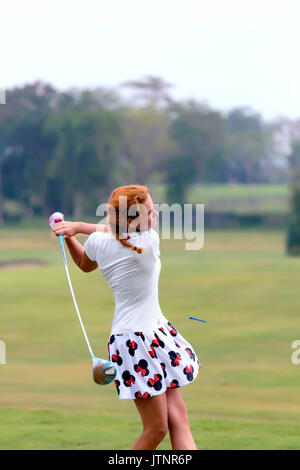 Junge Frau, Golf, Bali, Indonesien Stockfoto