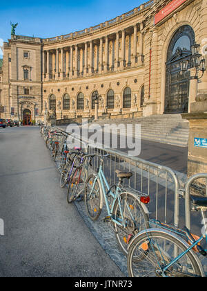 Wien, Österreich - 23. Mai 2017: Fahrrad entlang des Sicherheitszauns vor der Königlichen Bibliothek in Wien geparkt Stockfoto