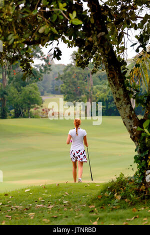 Junge Frau, Golf, Bali, Indonesien Stockfoto