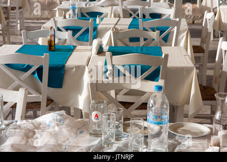 Athen, Griechenland - April 06, 2015: Leere cafe Tabellen an einem sonnigen Morgen in Athen. Stockfoto