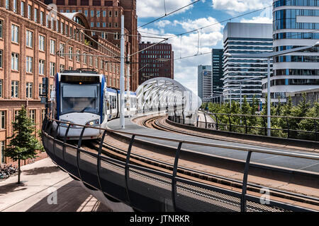 Intercity tram von Alstom auf einem aerial tram station und plateforme in Den Haag, Niederlande, Stockfoto