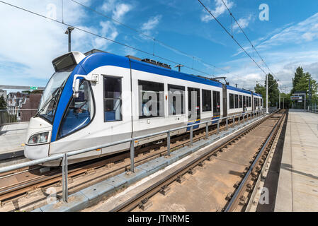 Intercity tram von Alstom auf einem aerial tram station und plateforme in Den Haag, Niederlande, Stockfoto