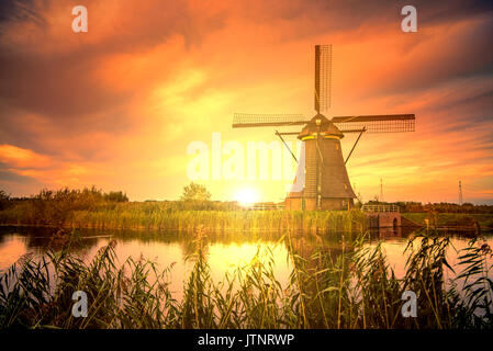 Sonnenaufgang auf dem kinderdijk Windmühle, das Unesco Welterbe Denkmäler in alblasserdam, süd-westlich von Rotterdam, Niederlande Stockfoto