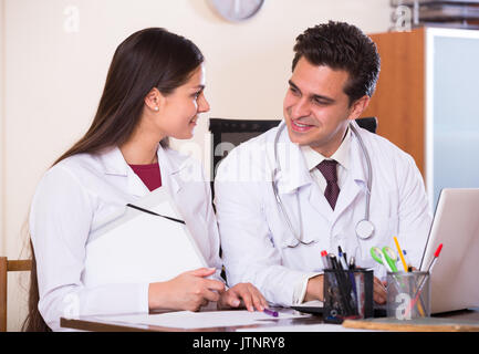 Fragen Intern Beratung von medizinischen Betreuer an der Klinik Rezeption Stockfoto