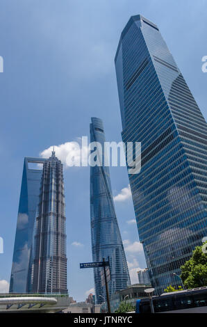 Wolkenkratzer auf Pudong, darunter das World Financial Center, Jin Mao Tower und dem Shanghai Tower. Shanghai, China. Stockfoto