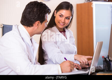 Fragen Intern Beratung von medizinischen Betreuer an der Klinik Rezeption Stockfoto