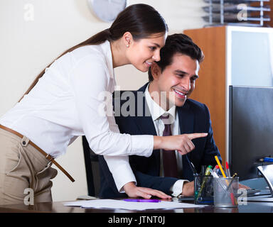 Positive chief Manager Beratung und Betreuung junger Mitarbeiter in modernen Büro Stockfoto