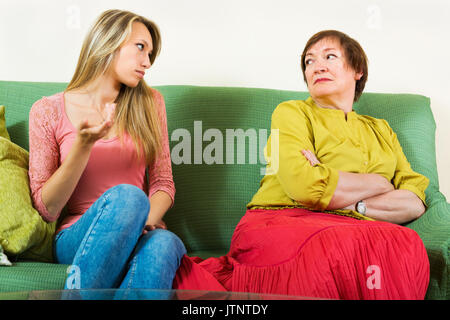 Reife Frau mit erwachsener Tochter teilen schlechte Nachrichten zu Hause Stockfoto