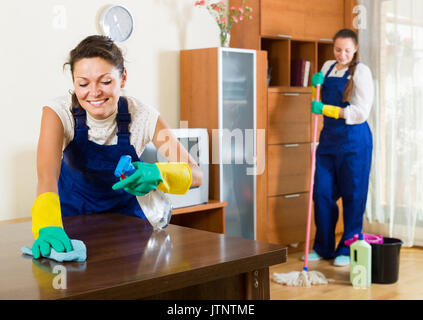 Professionelle spanische Reiniger Reinigung im Zimmer Stockfoto