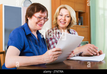 Frauen Notar officer helfen client Ausarbeitung wird Stockfoto