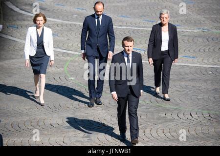 Der französische Präsident Emmanuel Längestrich Wanderungen zu den Überprüfung vor Beginn der jährlichen Tag der Bastille Militärparade auf den Champs-elysées Juli 14, 2017 in Paris, Frankreich. Die erste Familie in Paris wird das 100-jährige Jubiläum der Eintritt der USA in den Ersten Weltkrieg und Bastille besuchen Tag feiern zu gedenken. Stockfoto