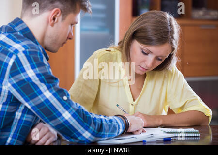 Zwei schwere Kollegen arbeiten mit Dokumenten in Office Stockfoto