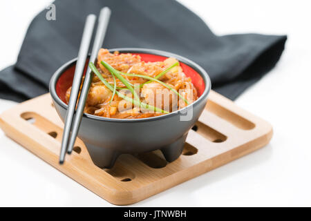 Schüssel: Chicken Pad Thai auf einem Bambus Untersetzer. Stockfoto