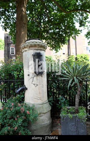 Runde zylindrische 19. C Steinwasserpumpe neben V Cotterell Gardens in New Square, Lincoln's Inn, Holborn London, Großbritannien KATHY DEWITT Stockfoto