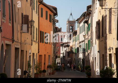 San Quirico d'Orcia Val d'Orcia in der von der UNESCO zum Weltkulturerbe, Toskana, Italien aufgeführt. 31. Juli 2016 © wojciech Strozyk/Alamy Stock Foto Stockfoto