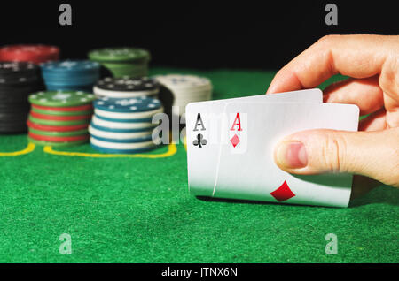 Zwei Asse in der Frau die Hand auf grün Pokertisch mit Chips Stockfoto