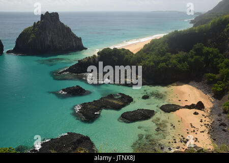 Kristallklare Meer Strand in Fernando de Noronha, Brasilien Stockfoto