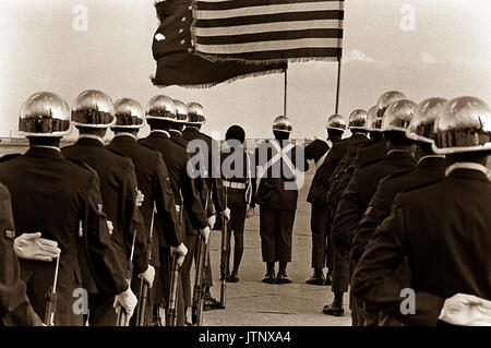 Eine Luftwaffe Ehrengarde wartet auf die Ankunft einer C-141 Starlifter Flugzeugen, die die Überreste von POW's und Mia ist vom Norden Vietnams. Stockfoto