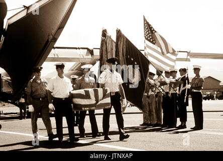 Gemeinsame-Service pallbearers Transfer flag-drapierten Särge von Missing In Action (MIA) Soldaten zu den Bussen Nach der Ankunft in Hawaii der Luftbrücke wieder aus Vietnam. Stockfoto