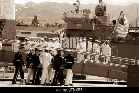 Eine gemeinsame Dienstleistungen Schatulle Team trägt die Fahne - drapierte Schatulle der Unbekannte Soldat der Vietnam ära auf der Fregatte USS BREWTON (FF 1086), bei Abschluss eines Kranzniederlegung. Der Sarg wird zu Kalifornien transportiert werden und dann auf dem Arlington National Cemetery übertragen zu beerdigen, am Grab des Unbekannten. Stockfoto