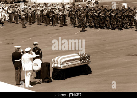 Sergeant Major Allan J. Kellogg jr., eine Ehrenmedaille Empfänger für den Dienst in Vietnam, und Allgemeine Jerome F. O'Malley, Commander-in-chief, Pacific Air Force, Salute der Unbekannte Soldat der Vietnam ära während der Benennung und Abschiedszeremonie. Der Fleet Marine Force Pazifik Band spielt im Hintergrund. Stockfoto