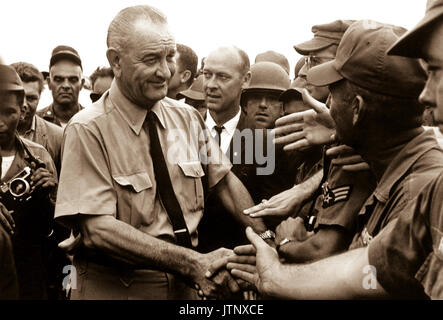 Präsident Lyndon B. Johnson begrüßt die amerikanischen Truppen in Vietnam, 1966. (USIA) genaue Datum schossen Unbekannte NARA DATEI #: 306-SSM-8H-SVN -2-21 Krieg & Konflikt Buch Nr.: 395 Stockfoto