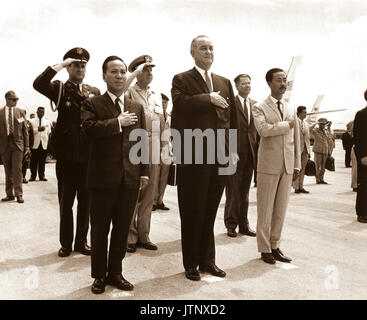 Vorsitzender Nguyen Van Thieu, Präsident Lyndon B. Johnson und Premierminister Nguyen Cau Ky begrüssen Sie während der Wiedergabe des US-amerikanischen und vietnamesischen Nationalhymnen bei der begruessung am Internationalen Flughafen Guam, Agana, 20. März 1967. (USIA) NARA DATEI #: 306-SSM-8 K-2 Krieg und Konflikt Buch Nr.: 388 Stockfoto